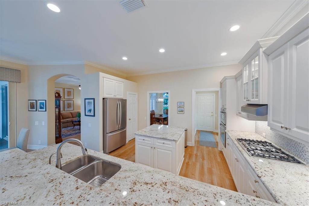637 Shoreline DR