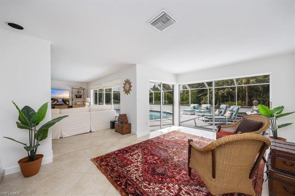 389 Country Club LN