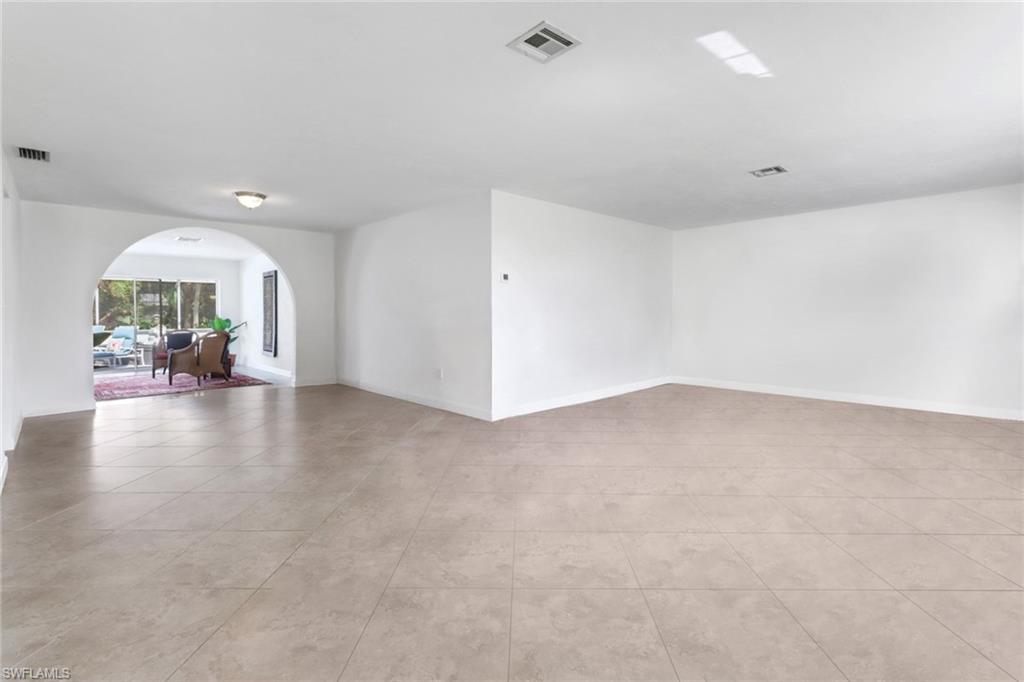389 Country Club LN
