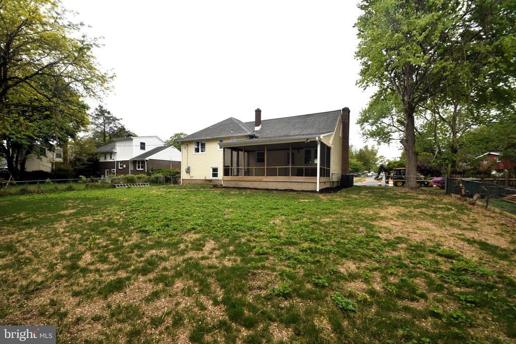 1818 FLORAL DRIVE
