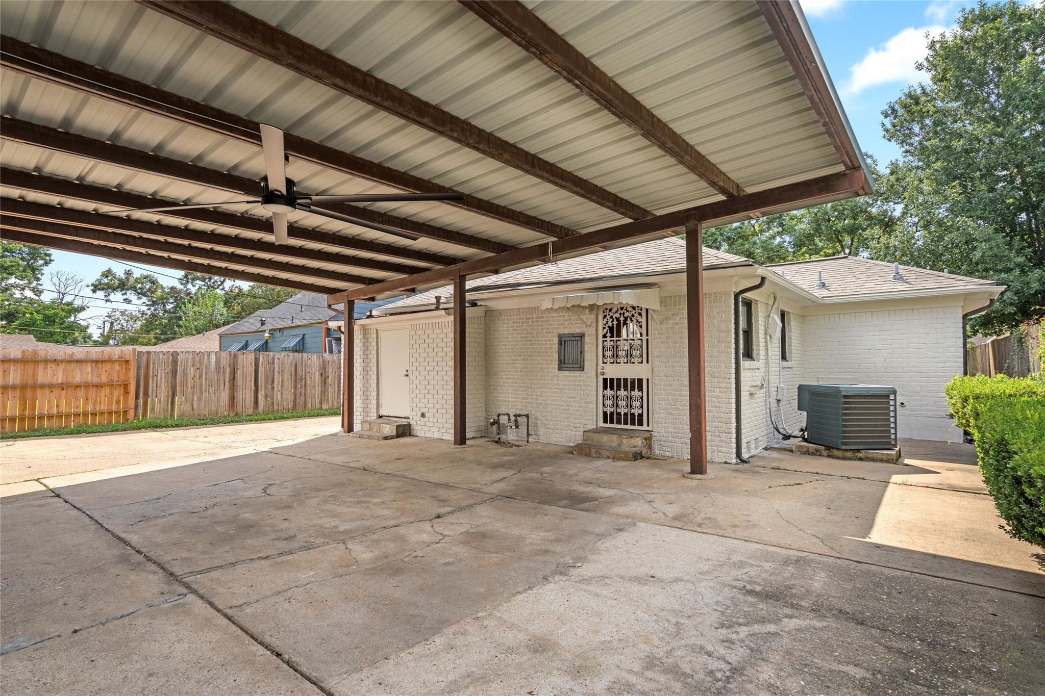 7009 Vandeman Street