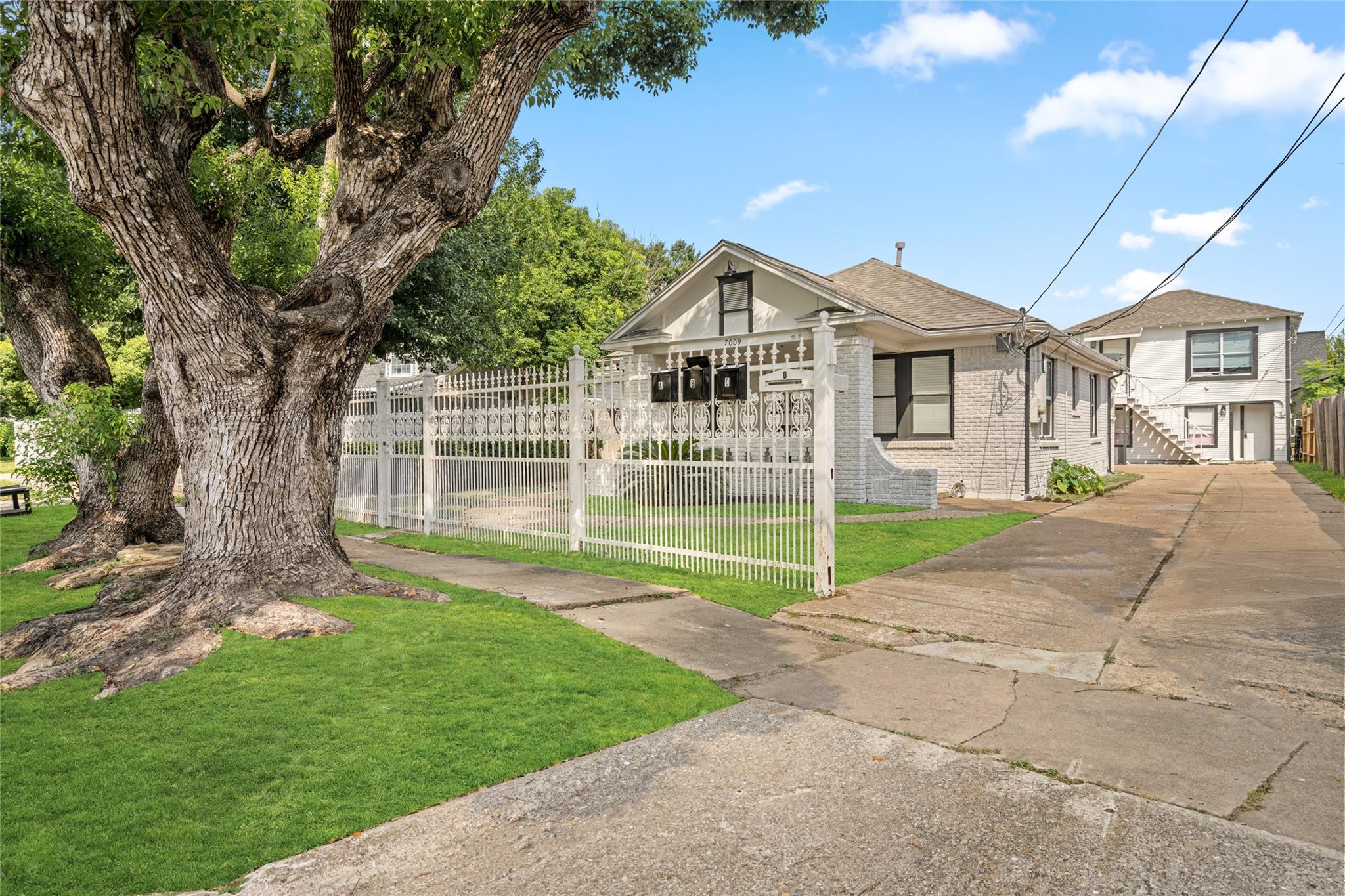 7009 Vandeman Street