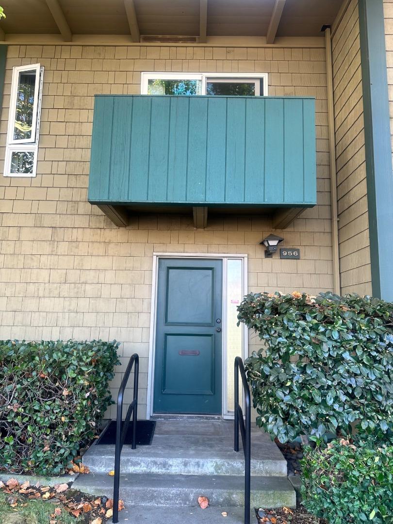 956 Peninsula AVE