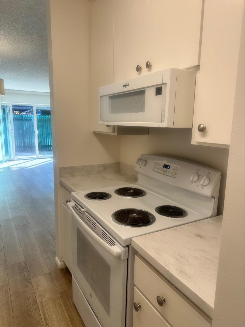 956 Peninsula AVE