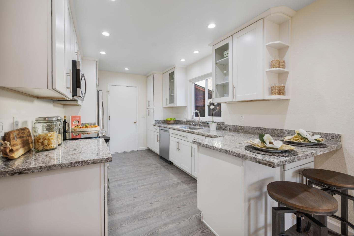 5826 Hillview Avenue