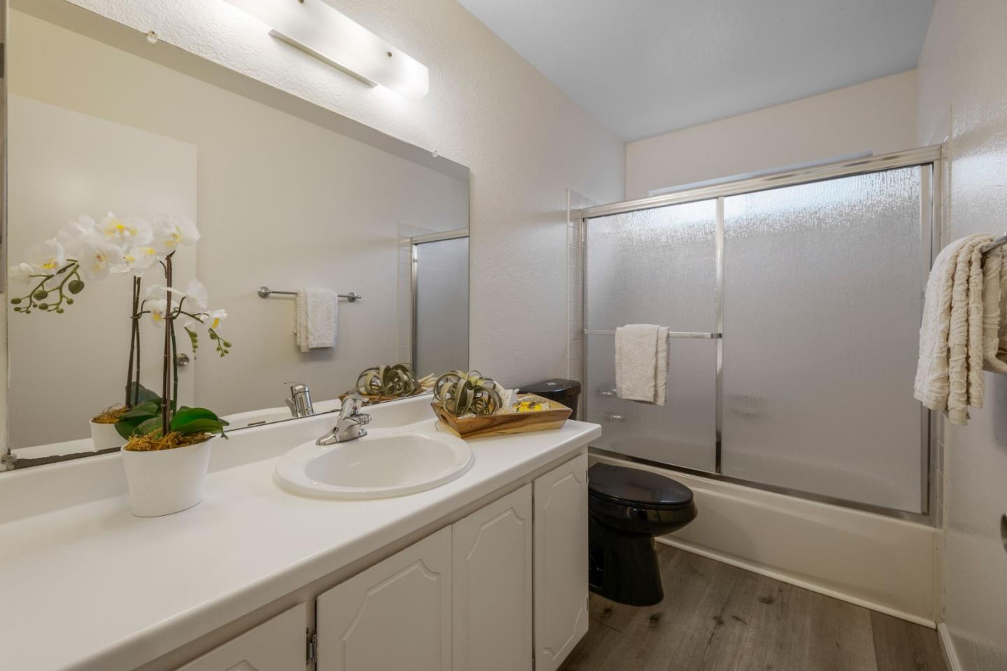 5826 Hillview Avenue