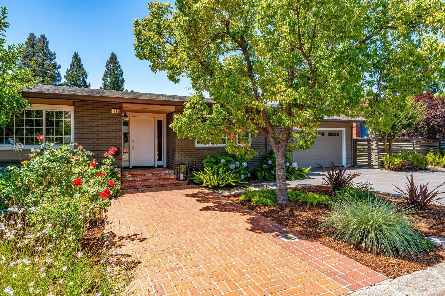 Impeccable Calistoga Home