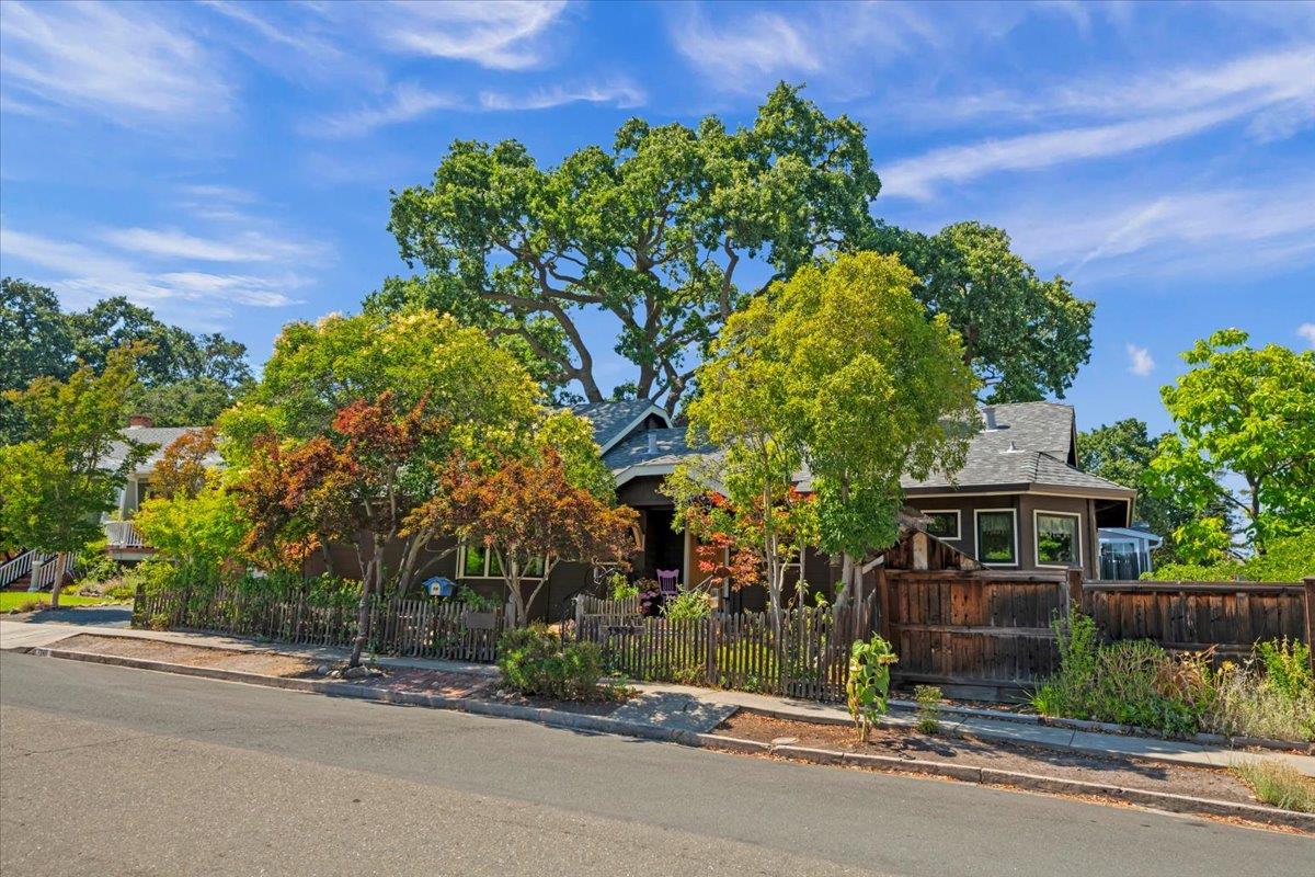 1908 Dora Avenue