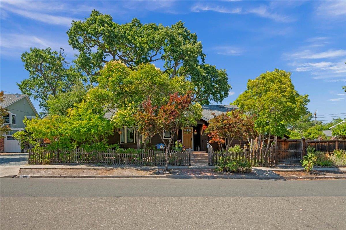 1908 Dora Avenue