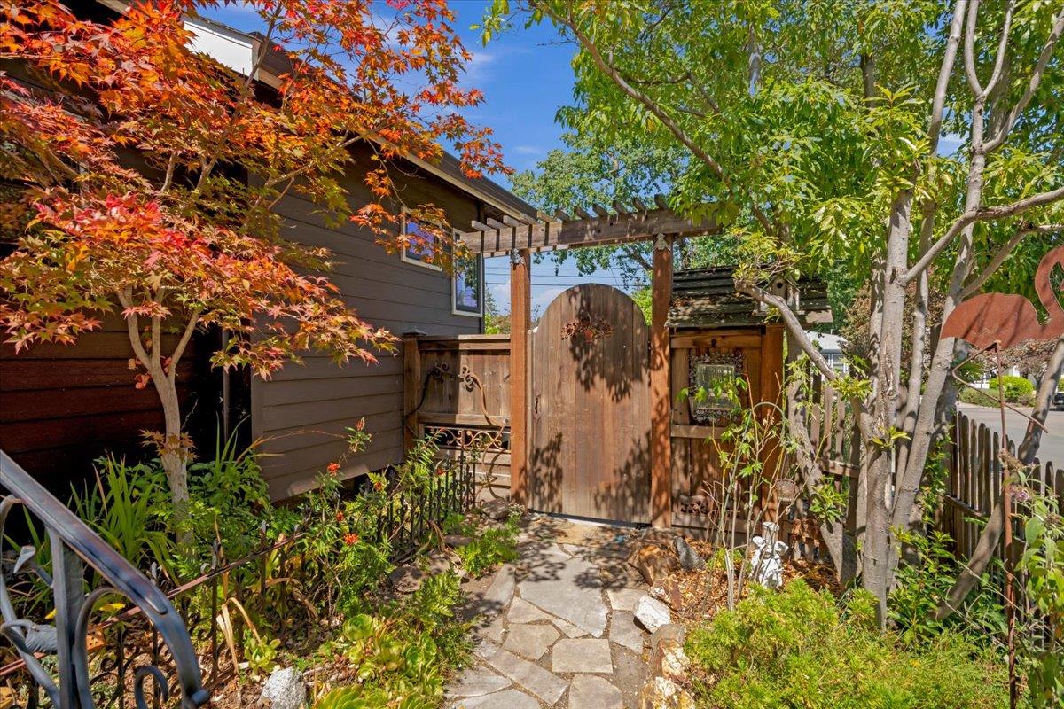 1908 Dora Avenue