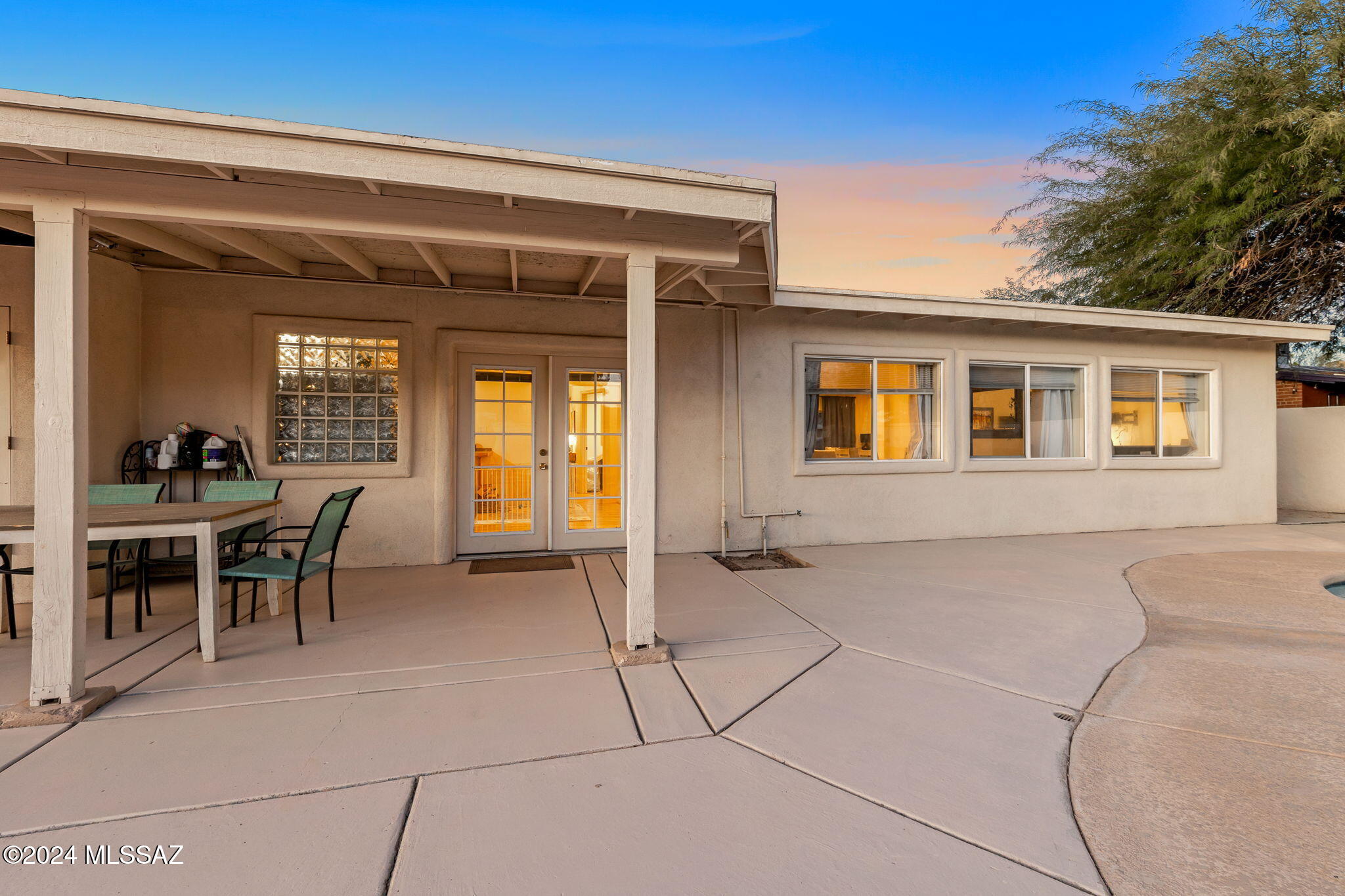 2502 E La Cienega Drive