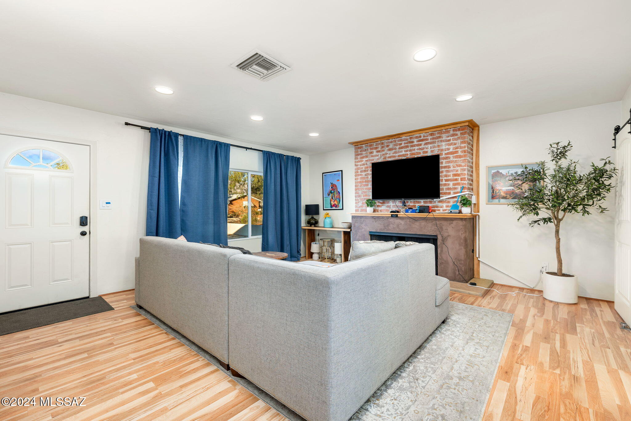 2502 E La Cienega Drive