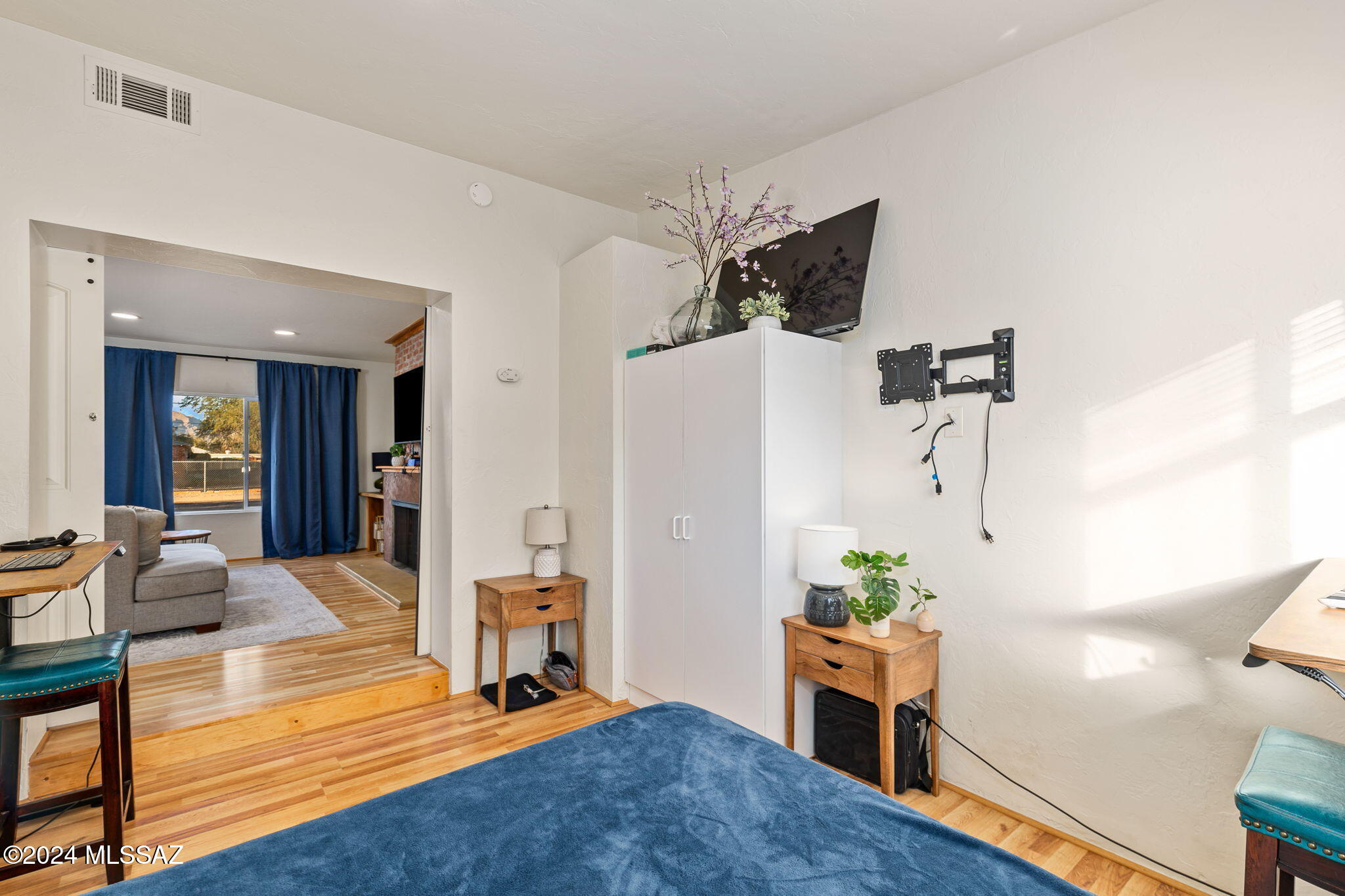 2502 E La Cienega Drive