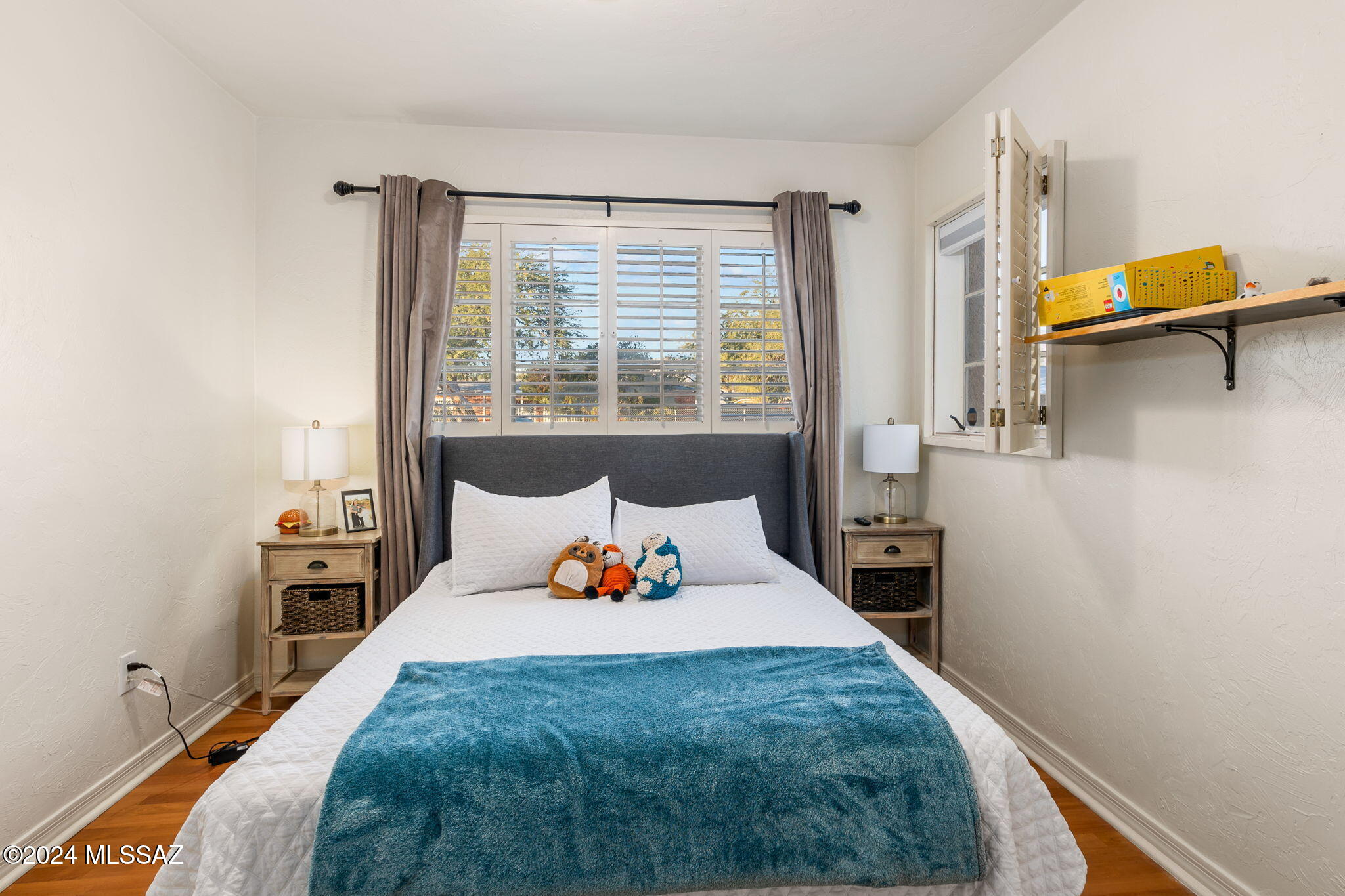 2502 E La Cienega Drive