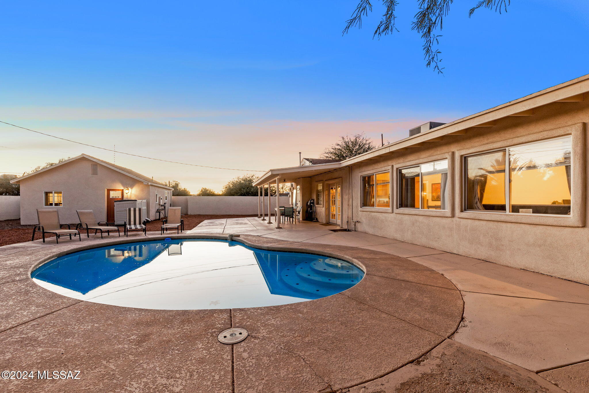 2502 E La Cienega Drive