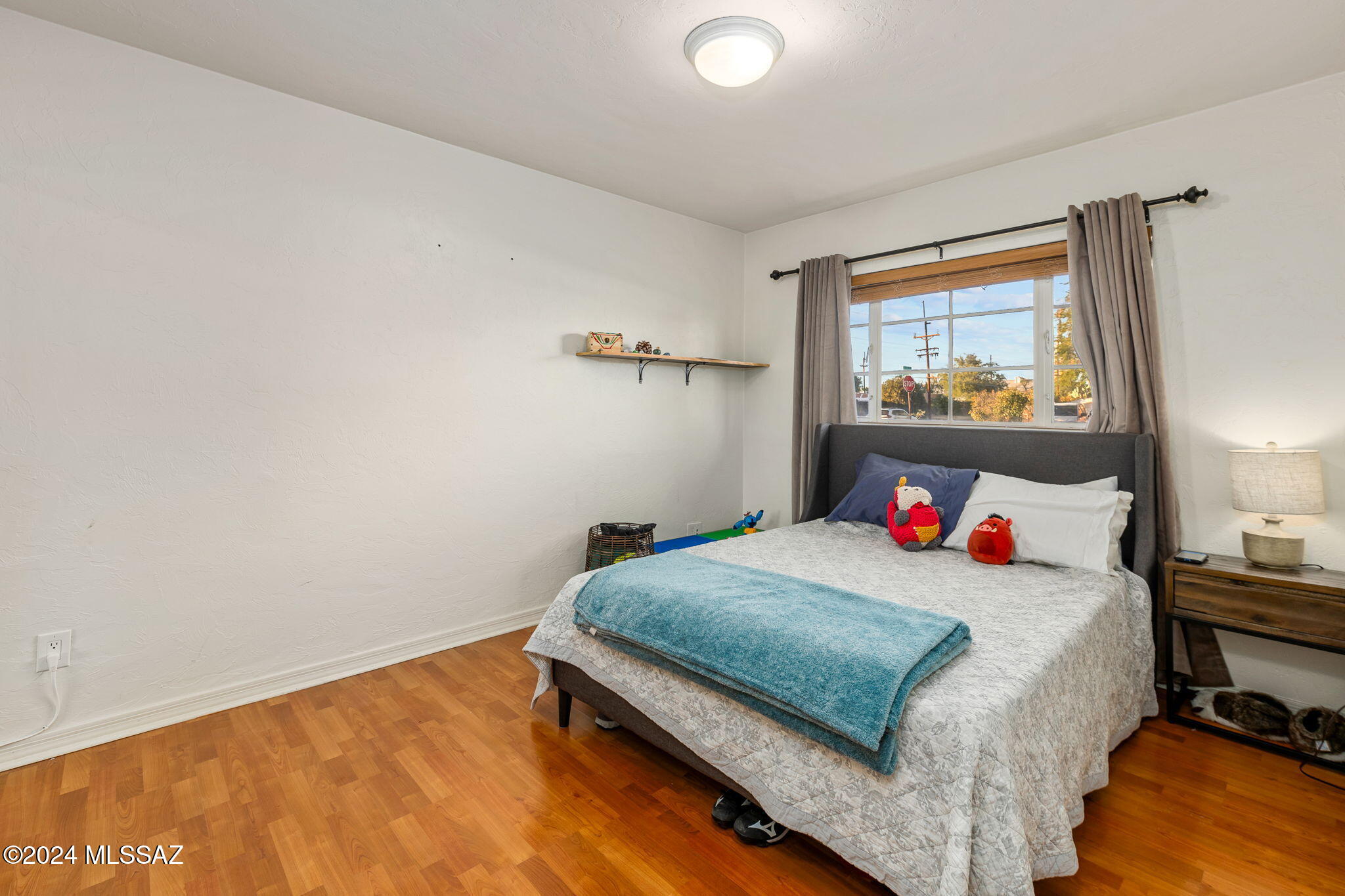 2502 E La Cienega Drive