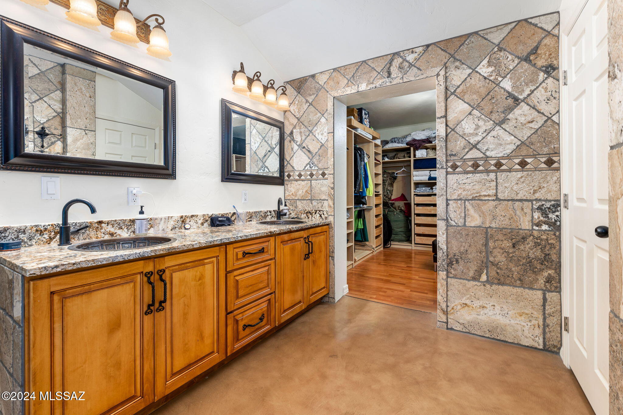 2502 E La Cienega Drive