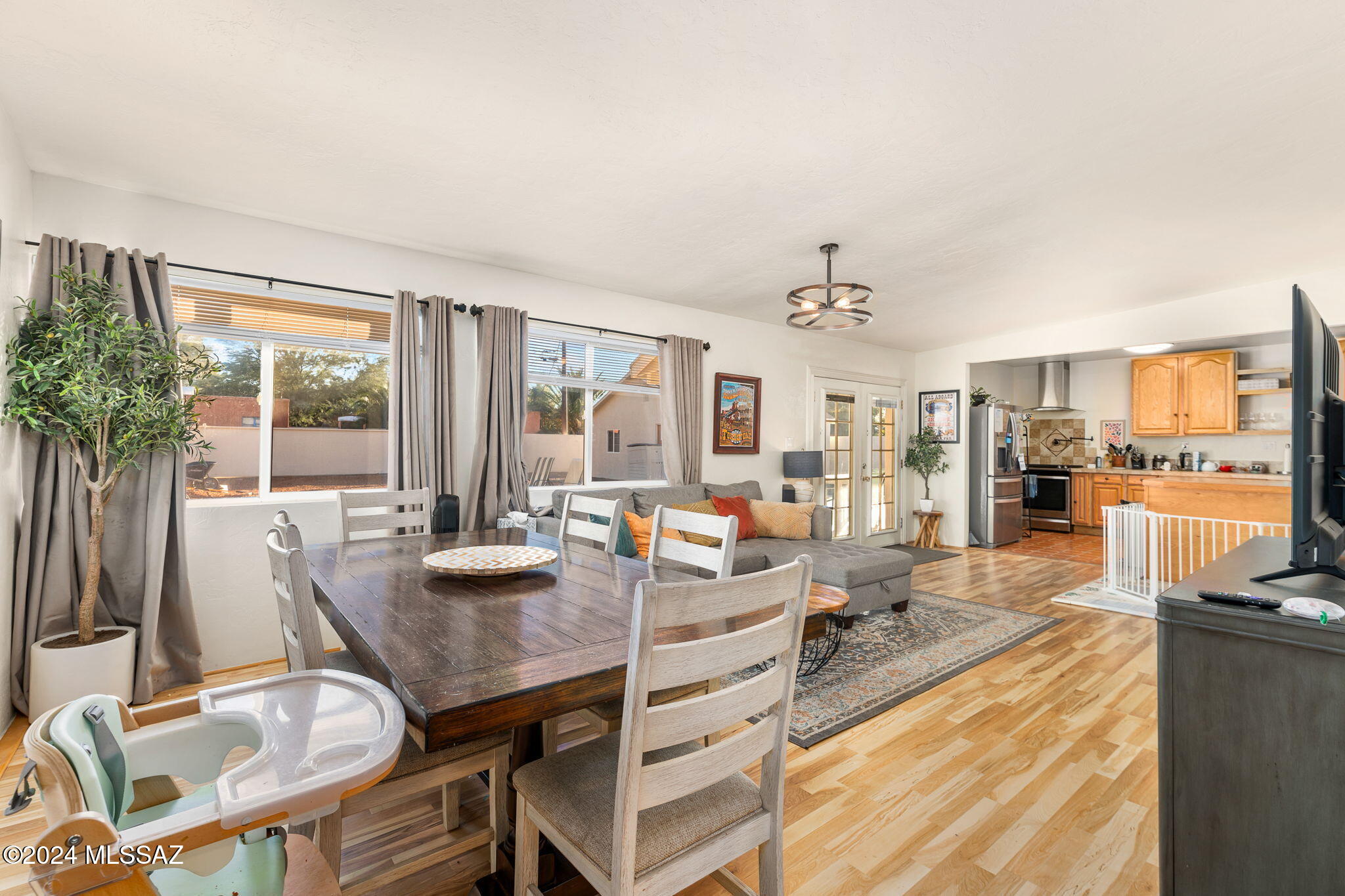 2502 E La Cienega Drive