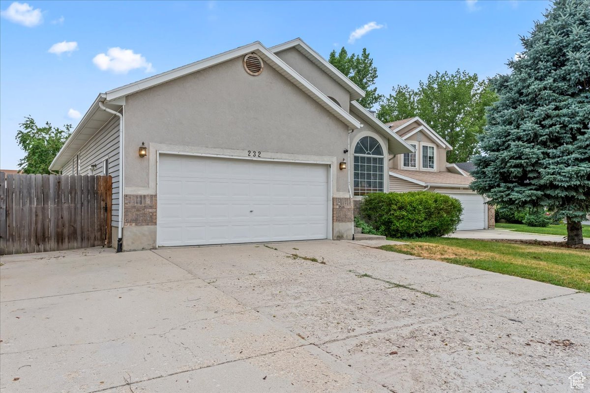232 E ASHBROOK CIR