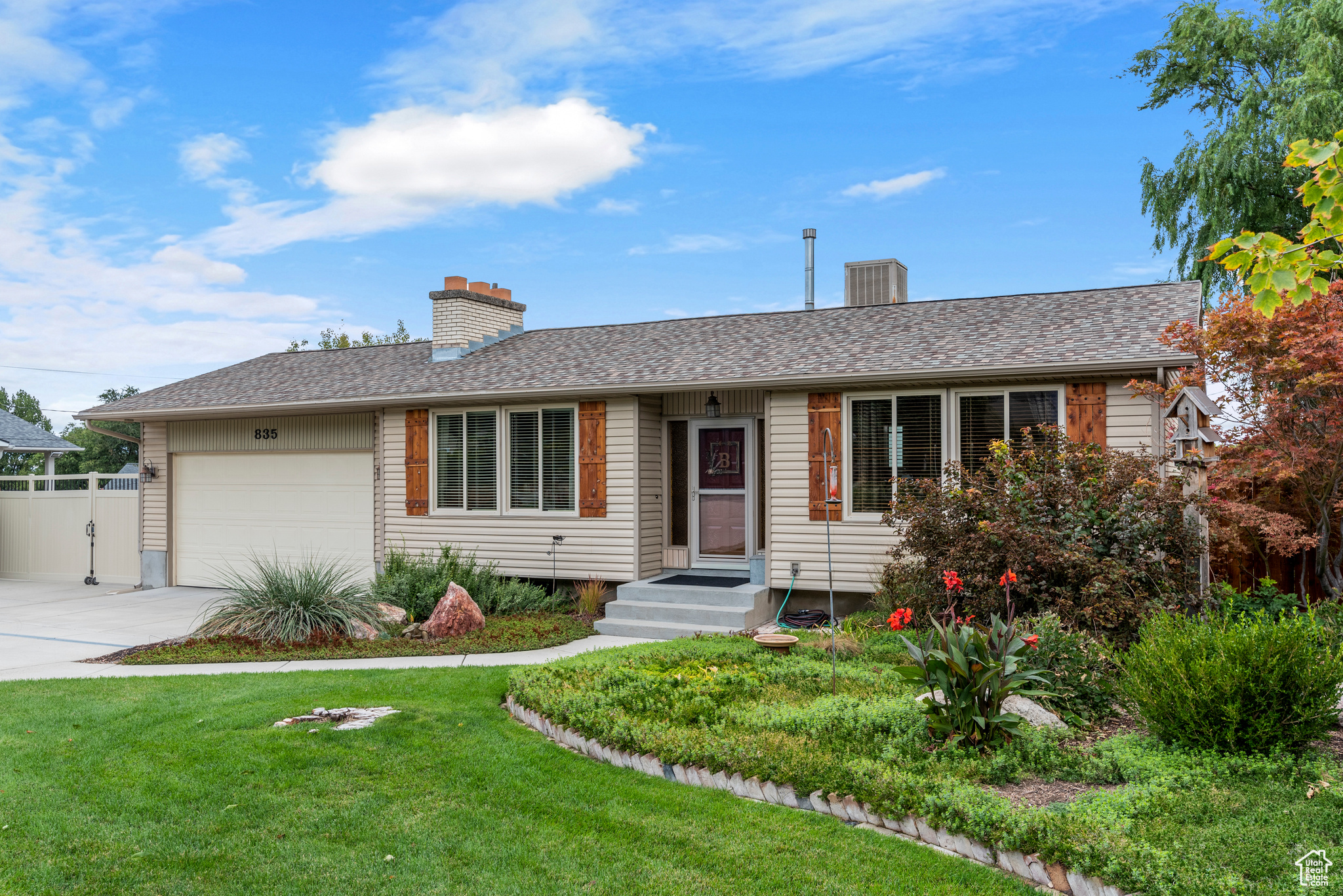 835 E CANYON BREEZE LN