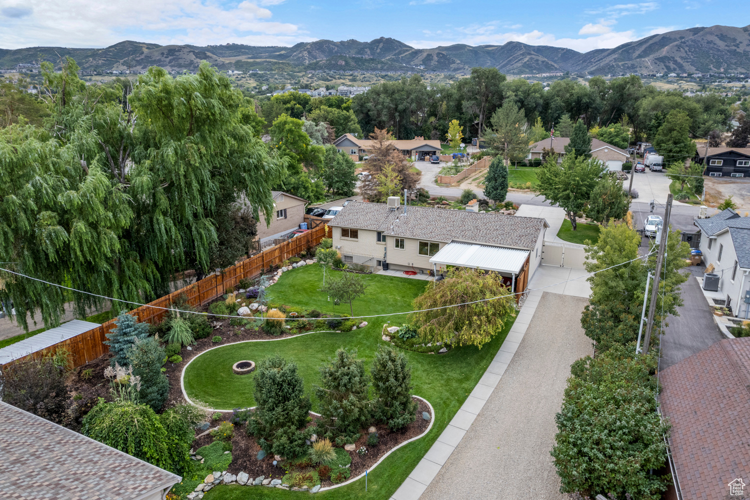 835 E CANYON BREEZE LN