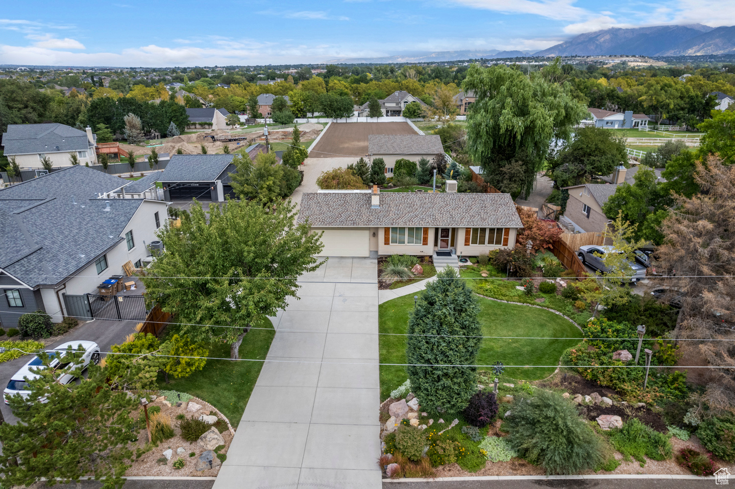 835 E CANYON BREEZE LN