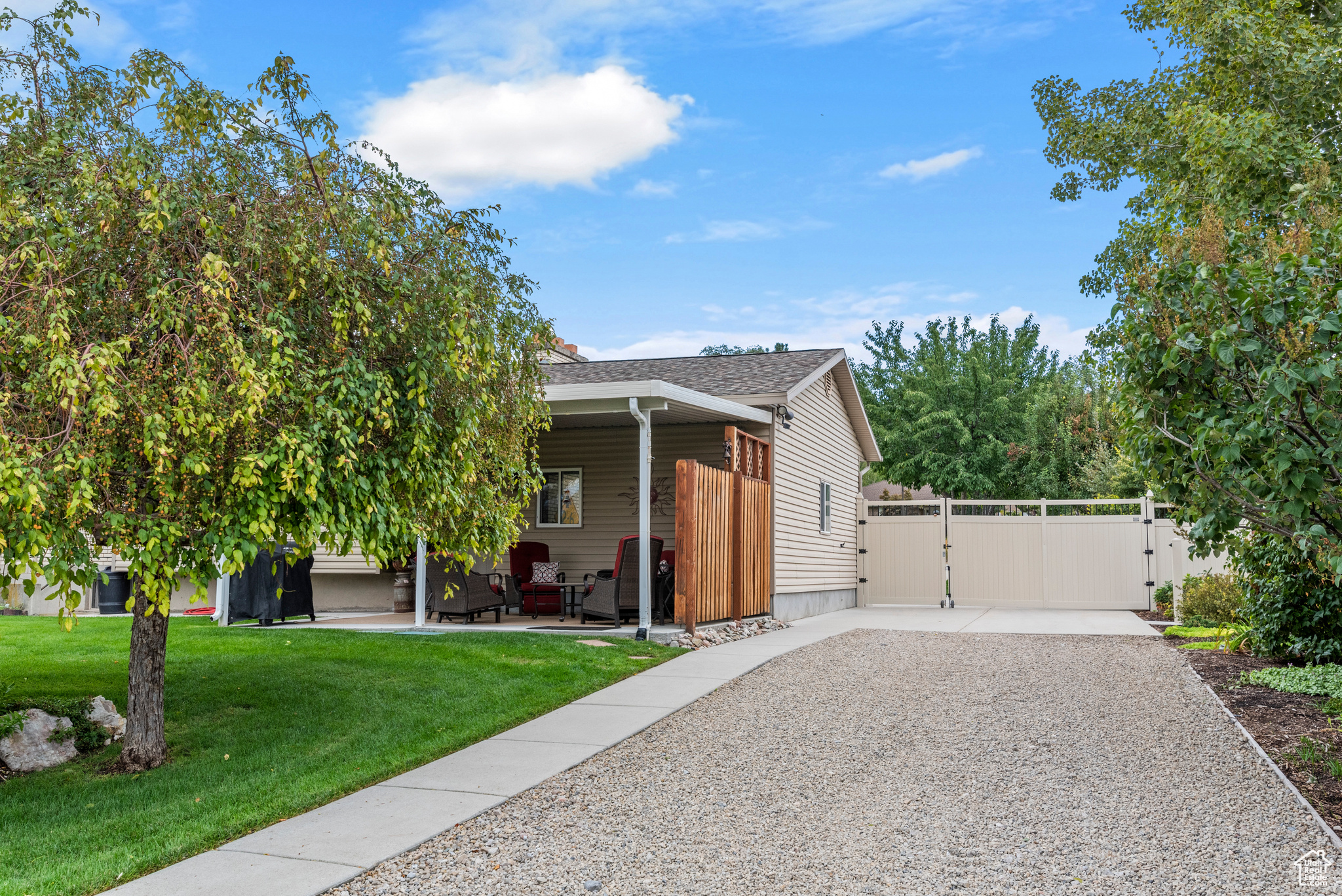 835 E CANYON BREEZE LN