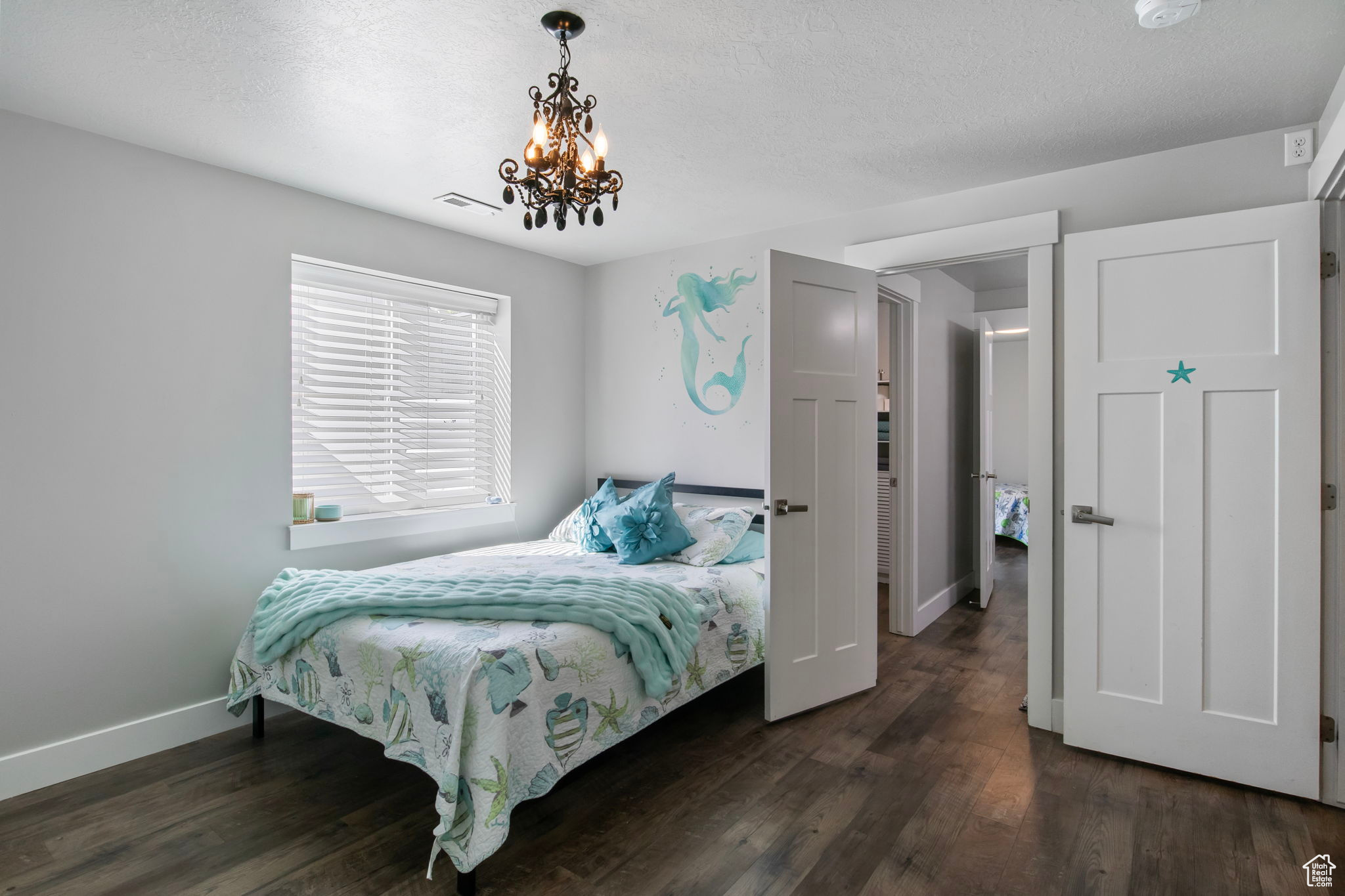 372 W CLARK CIR