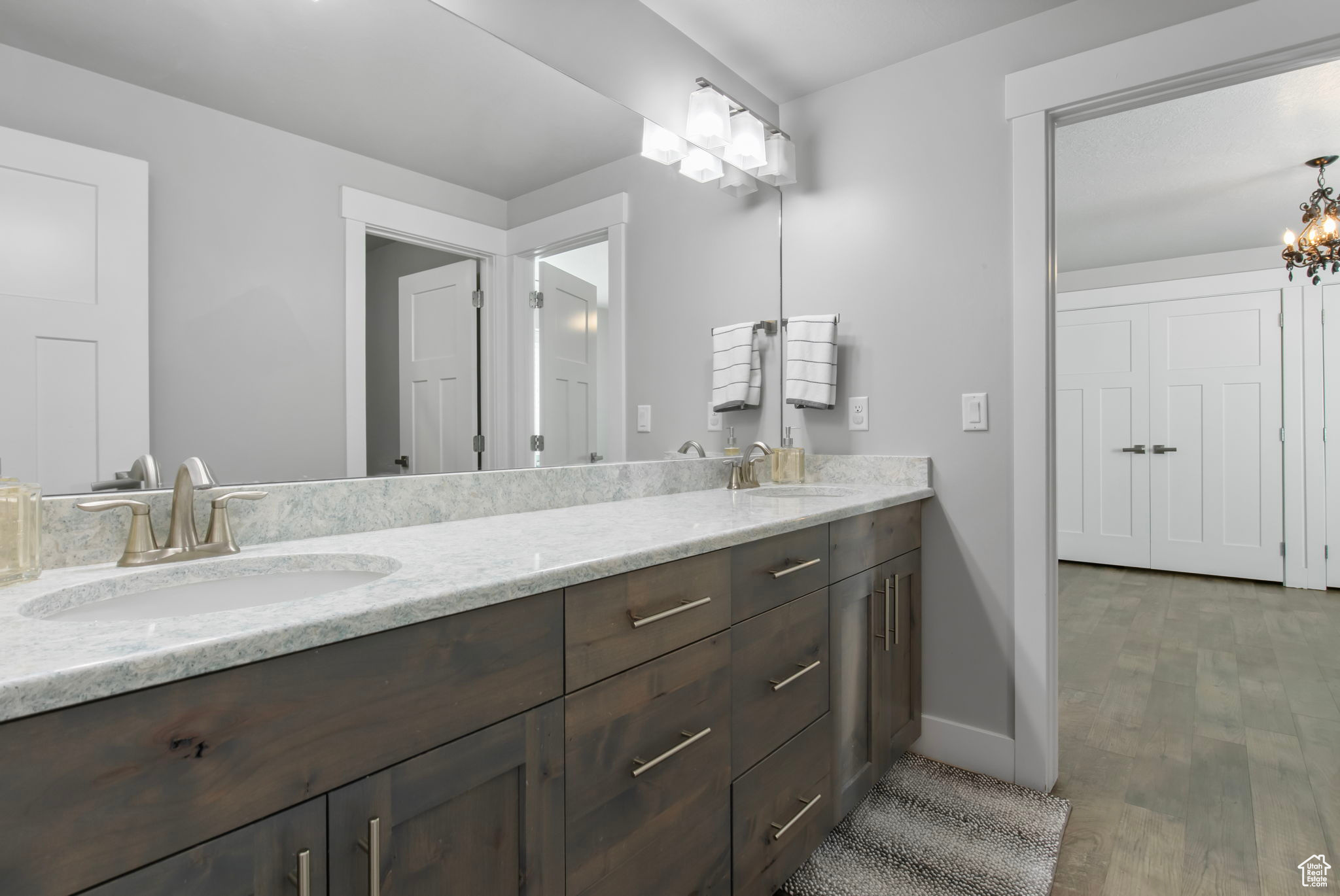 372 W CLARK CIR