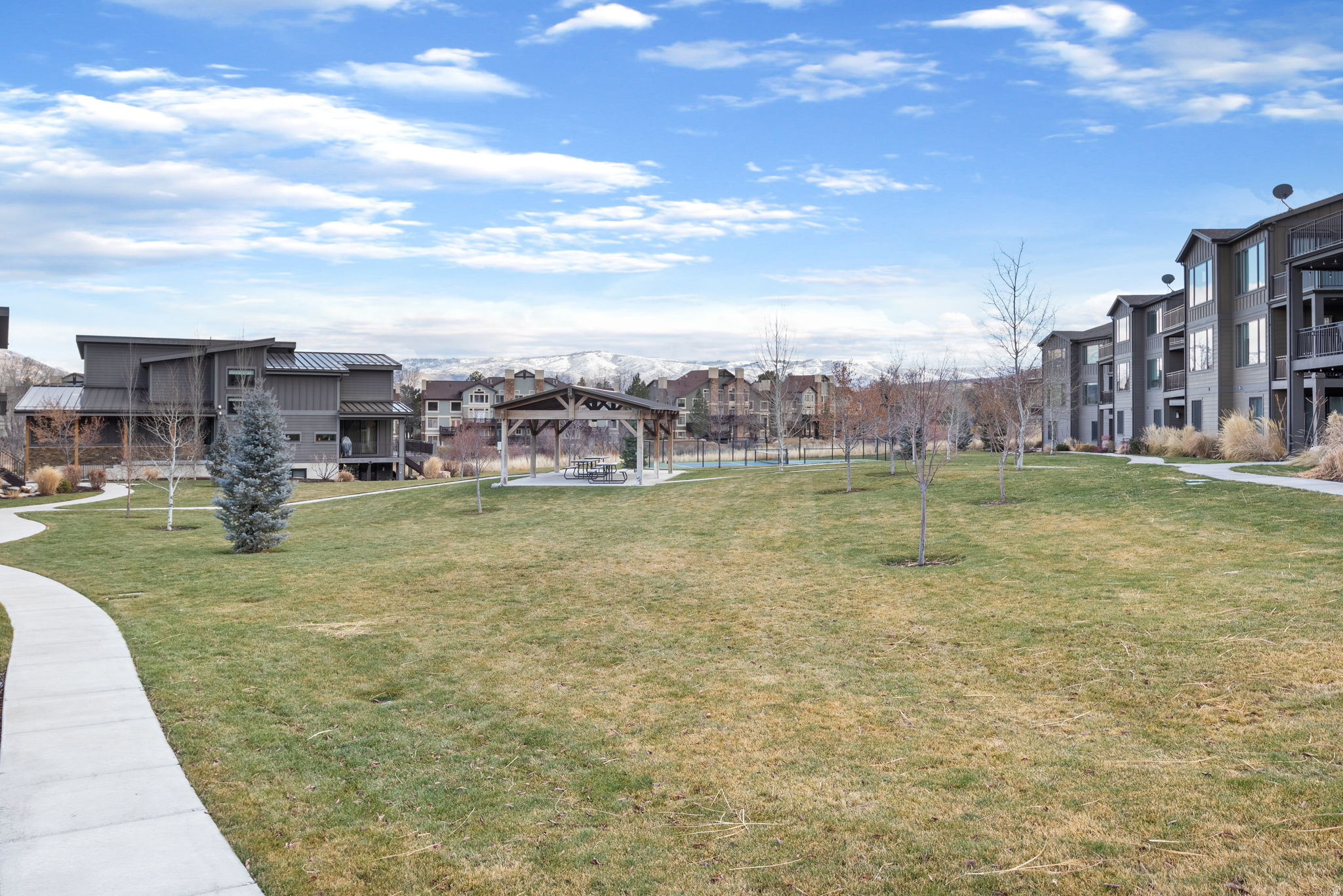 832 S EDGEWATER CT #4