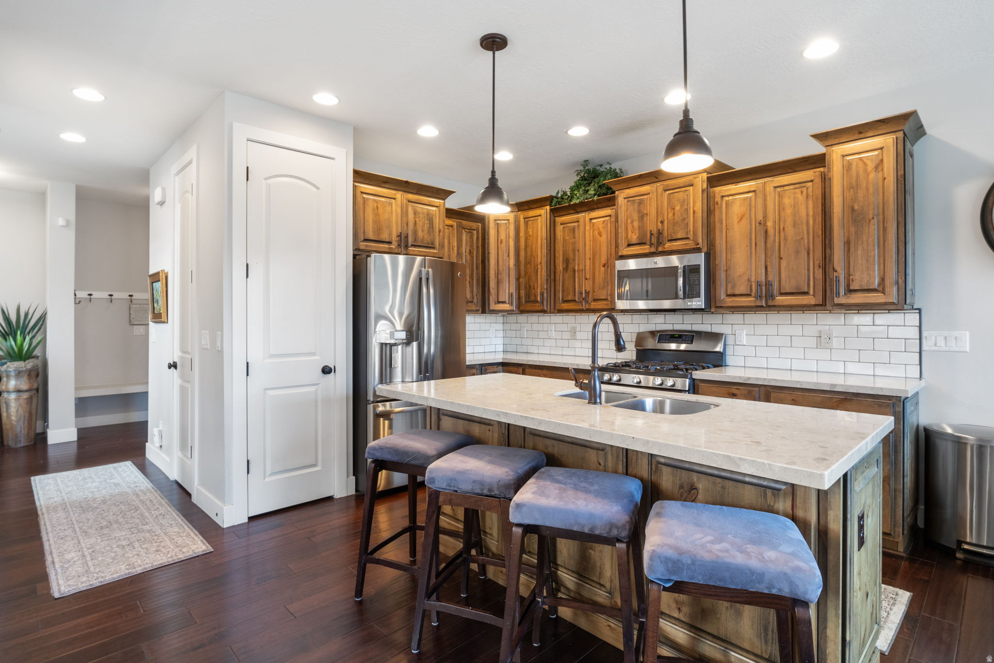 832 S EDGEWATER CT #4