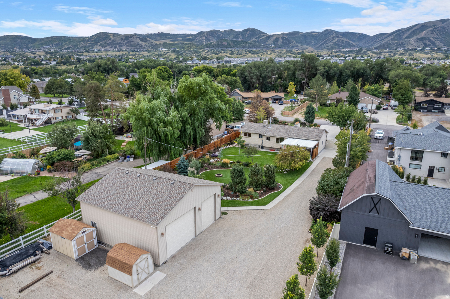 835 E CANYON BREEZE LN