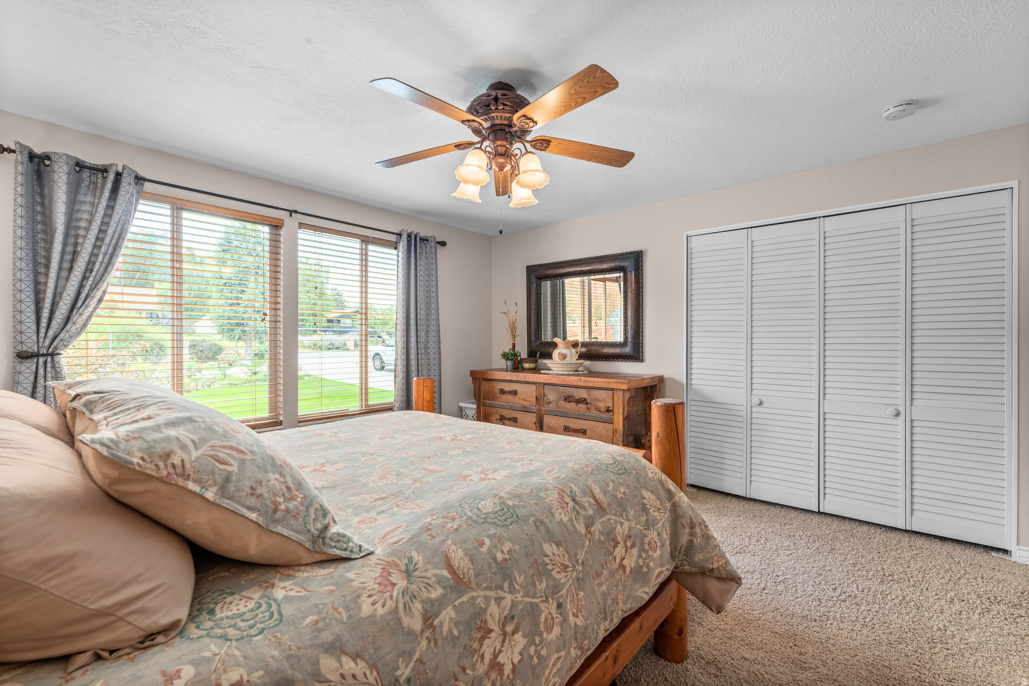 835 E CANYON BREEZE LN