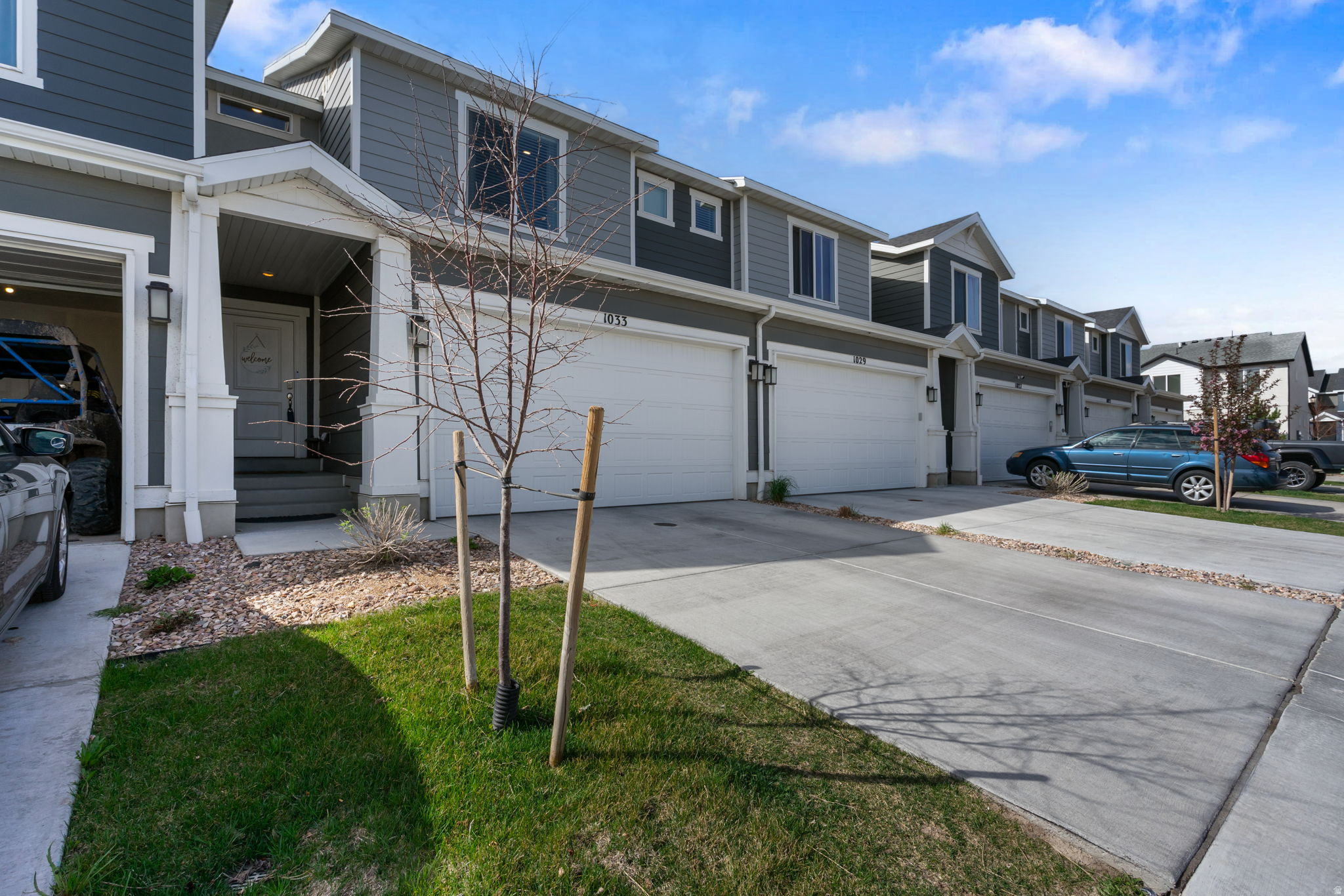 1033 E REEF DR