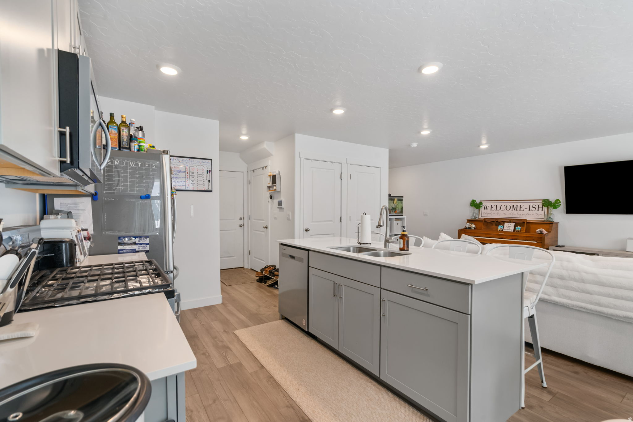 1033 E REEF DR