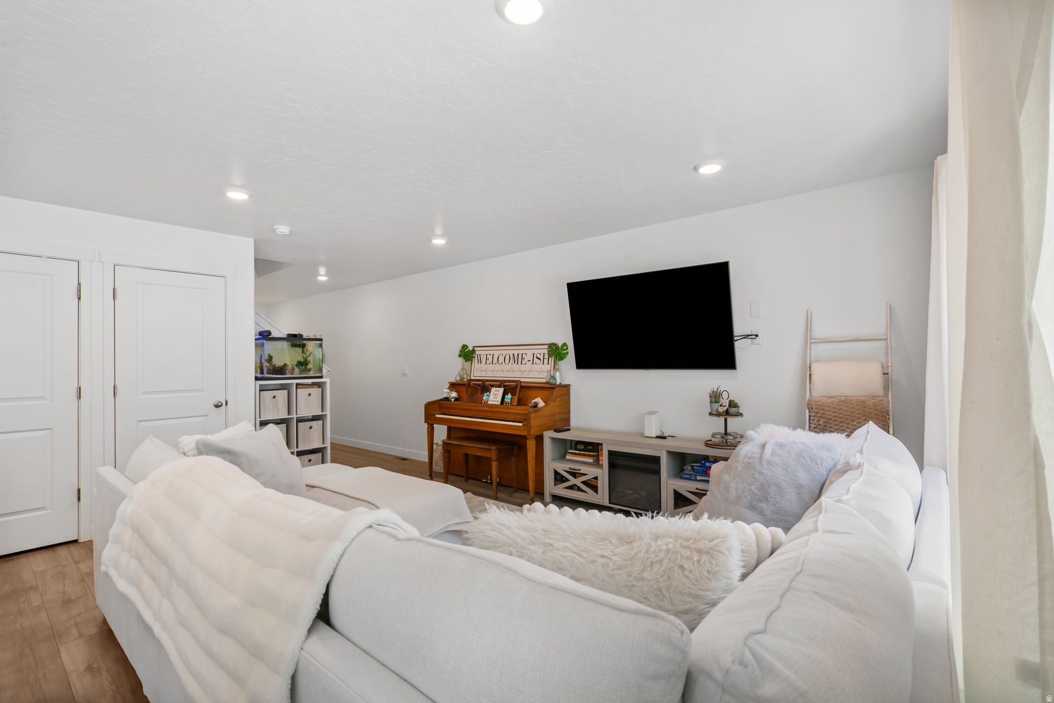 1033 E REEF DR