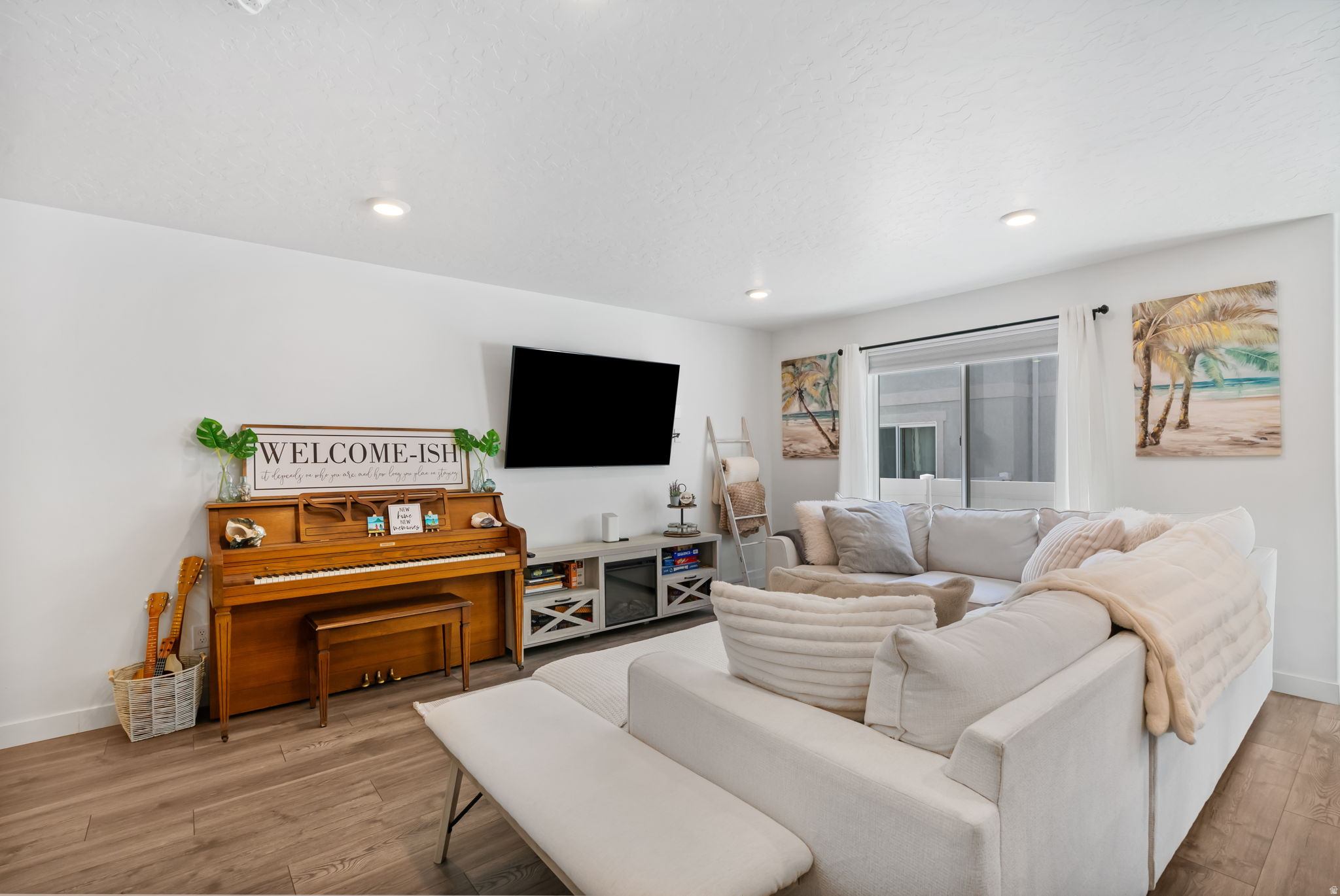 1033 E REEF DR