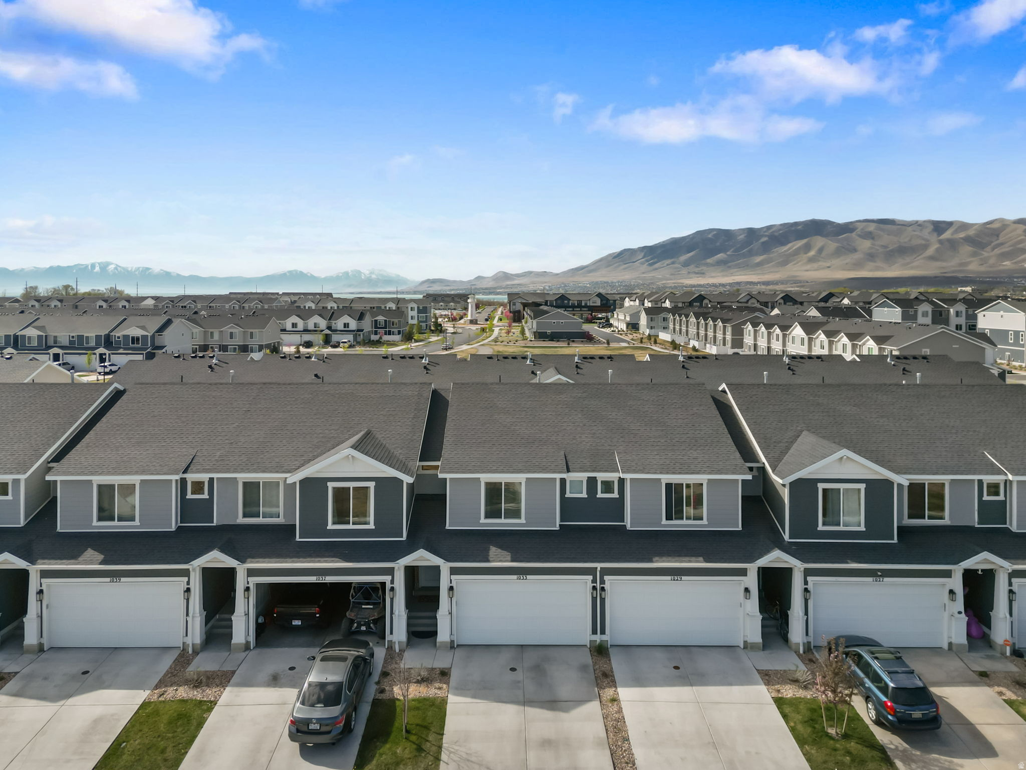 1033 E REEF DR