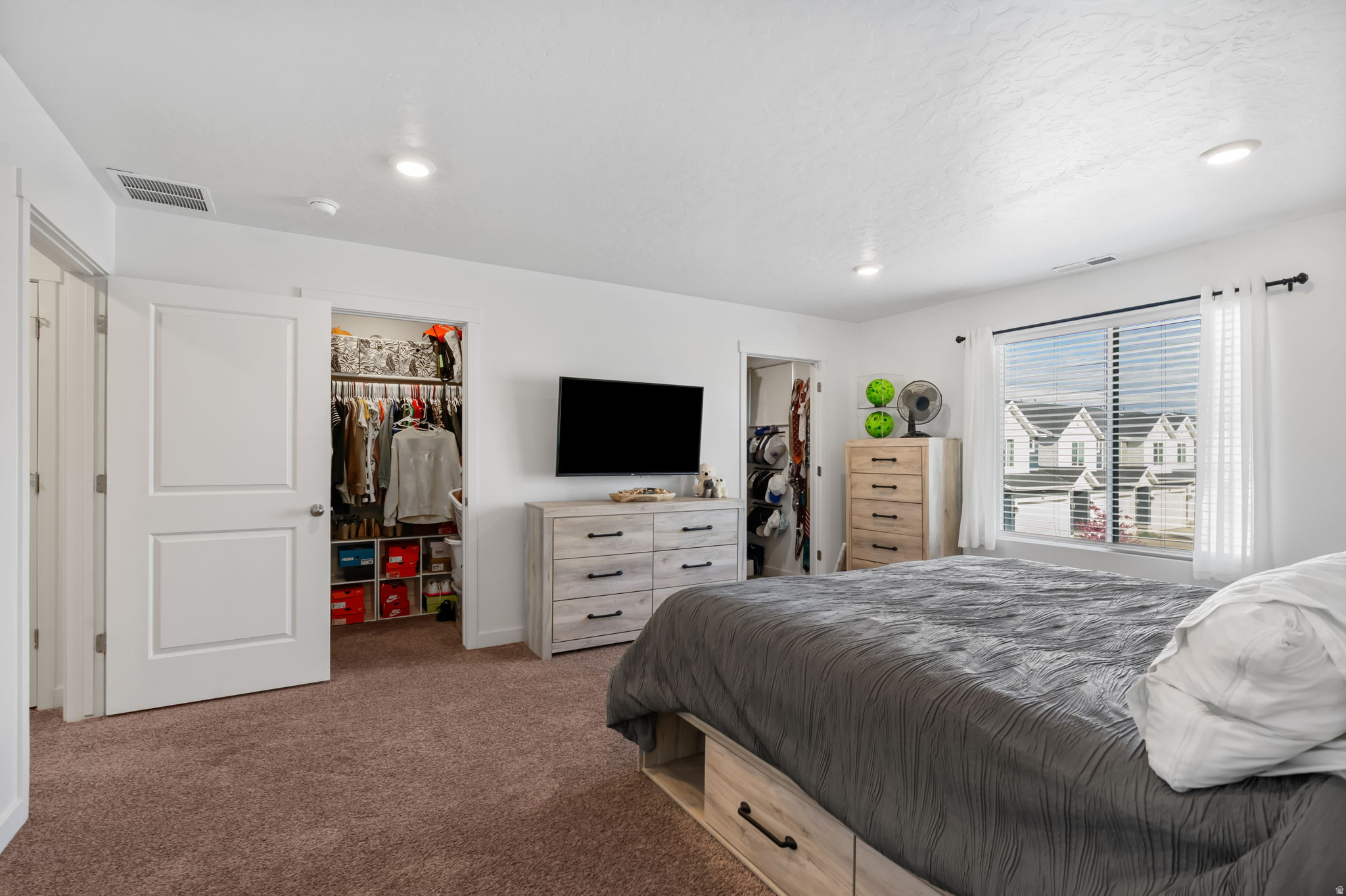 1033 E REEF DR