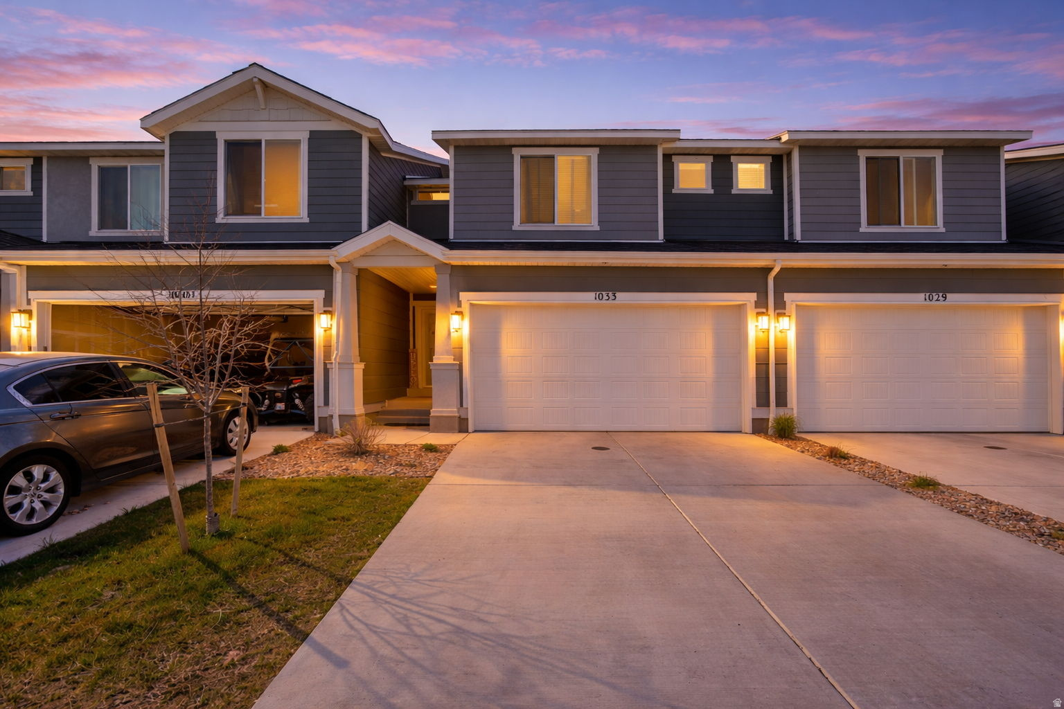 1033 E REEF DR