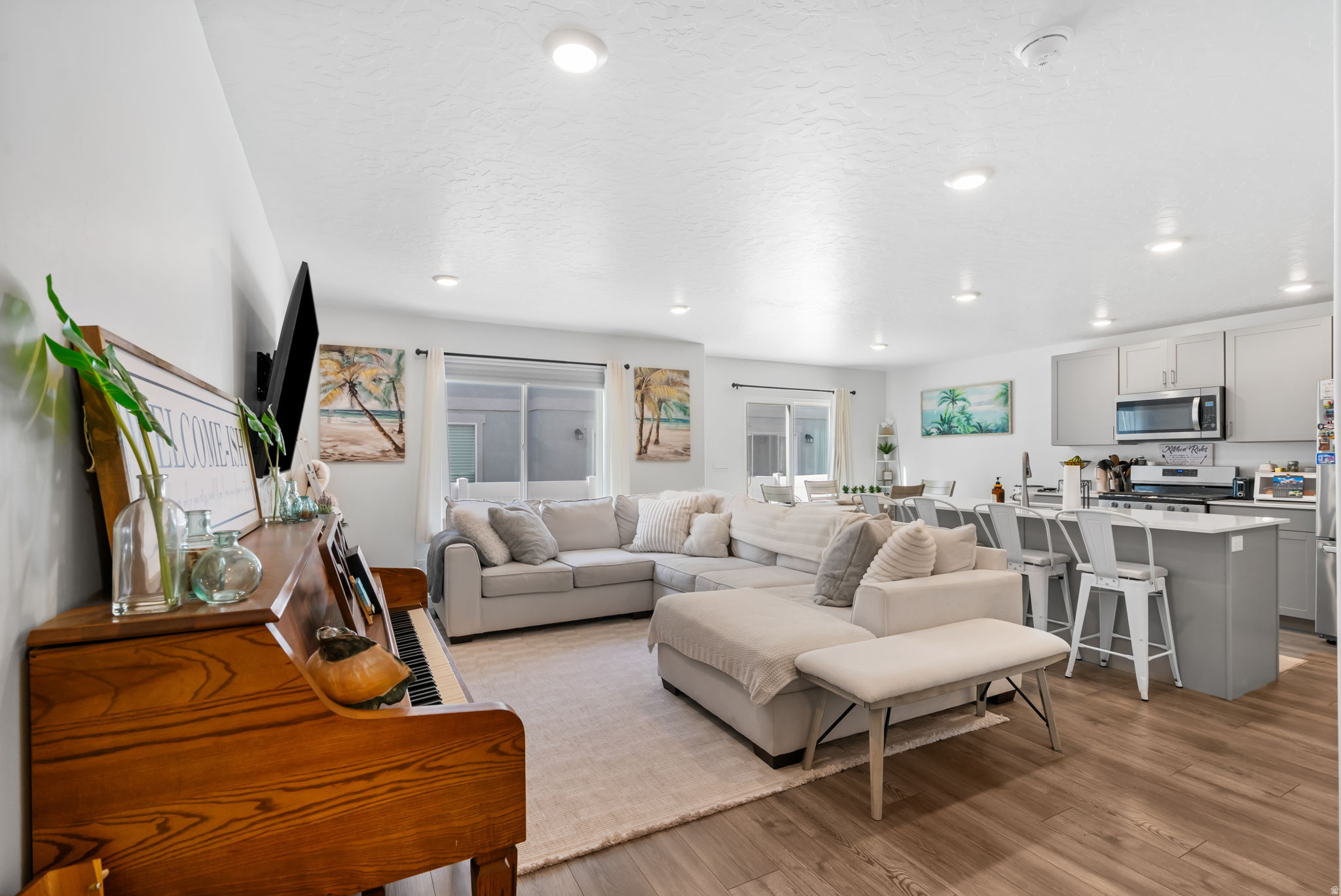 1033 E REEF DR