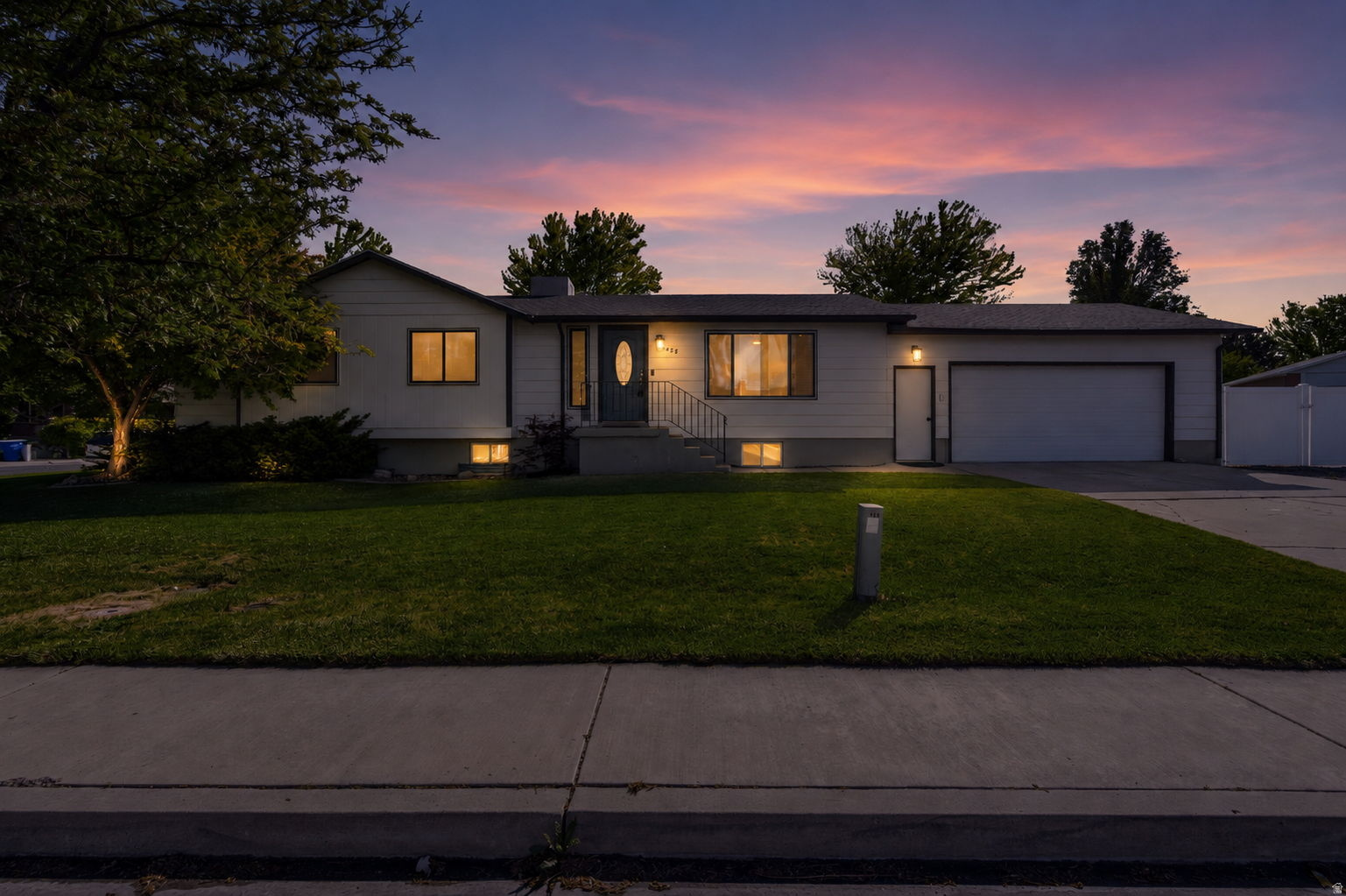 1438 N TRINNAMAN LN