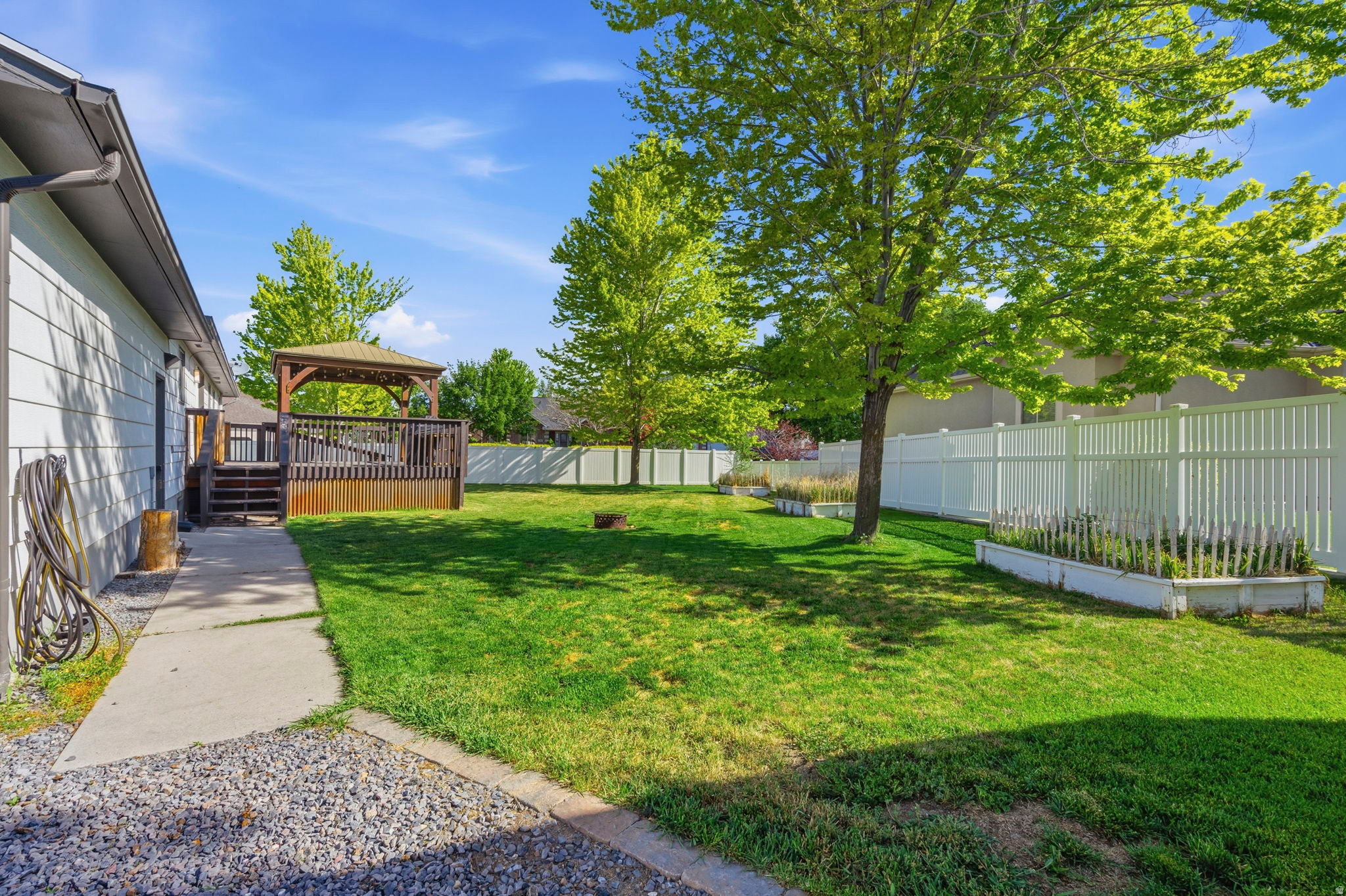 1438 N TRINNAMAN LN