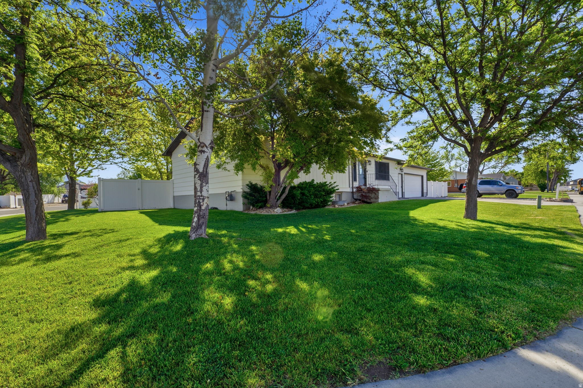 1438 N TRINNAMAN LN