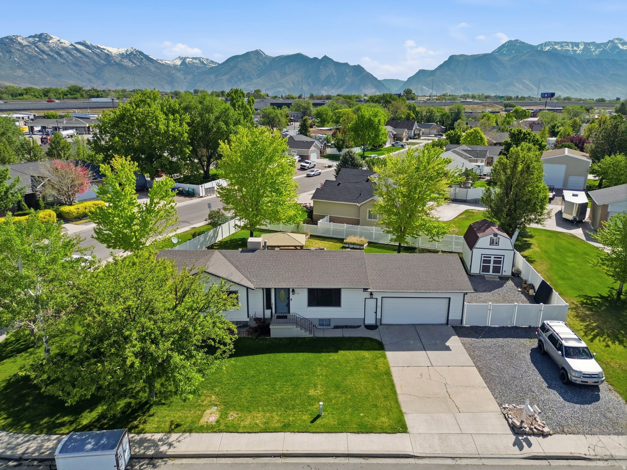 1438 N TRINNAMAN LN