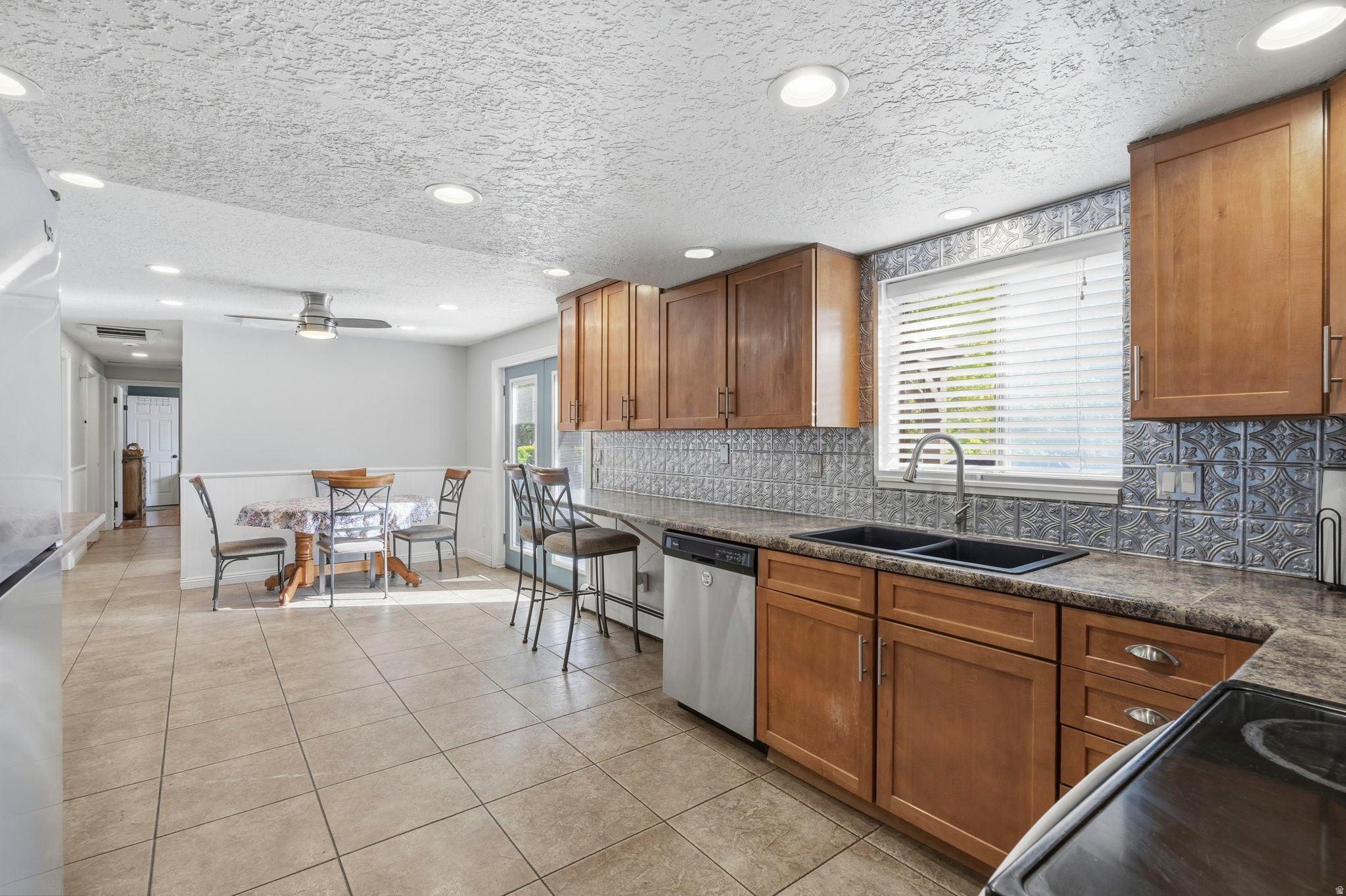 1438 N TRINNAMAN LN