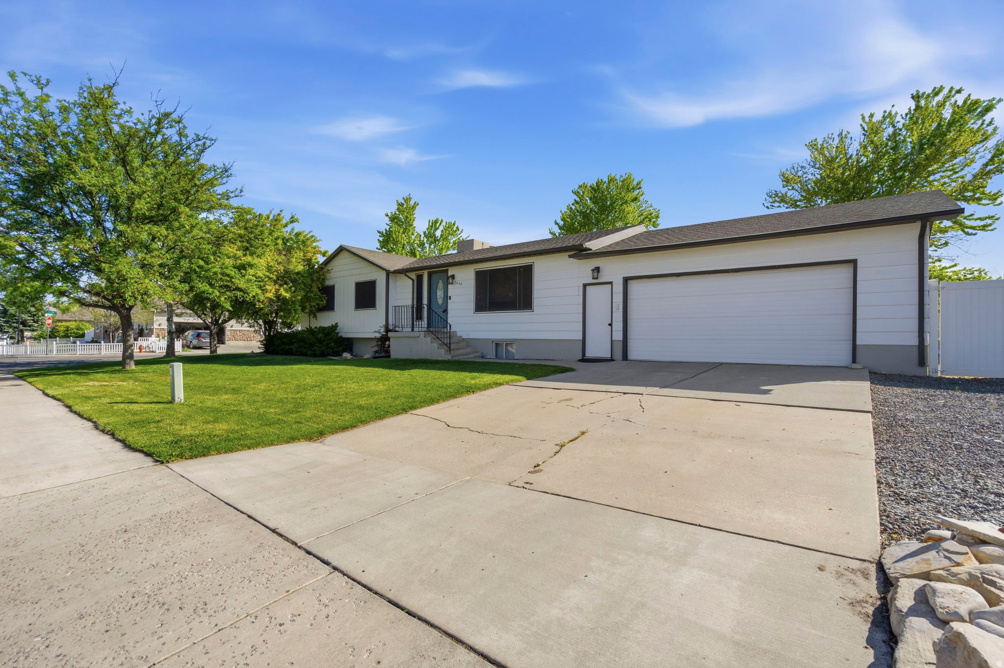 1438 N TRINNAMAN LN