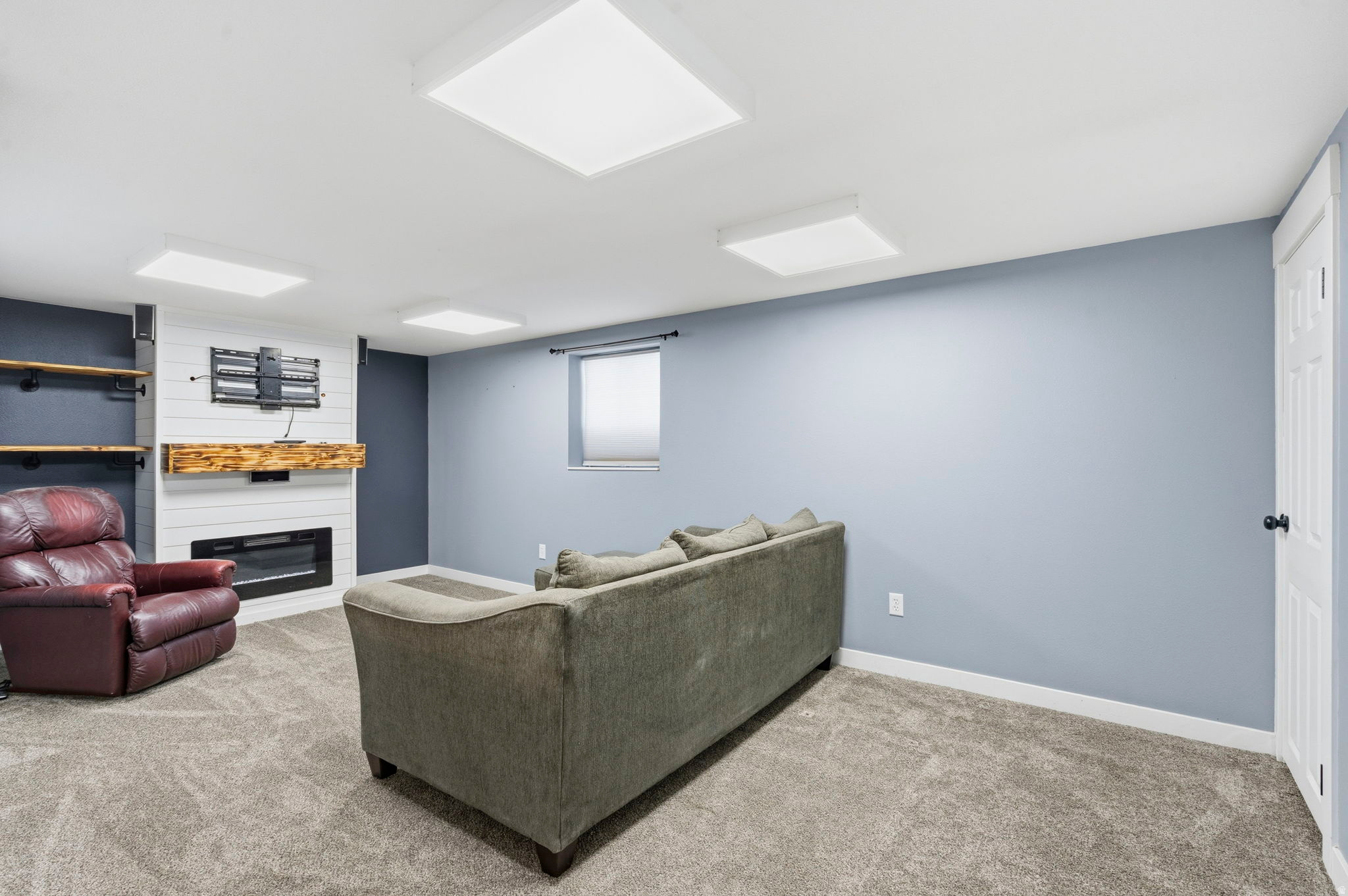 1438 N TRINNAMAN LN