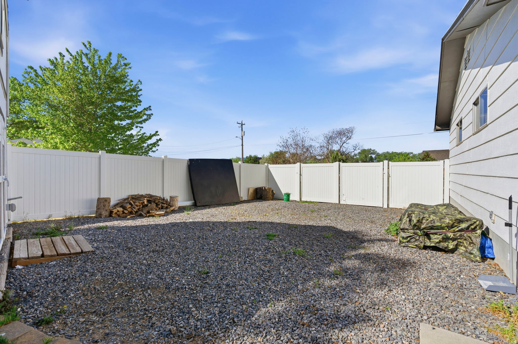 1438 N TRINNAMAN LN
