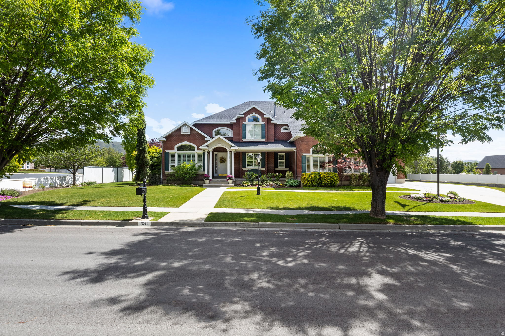 1244 E WALDEN LN